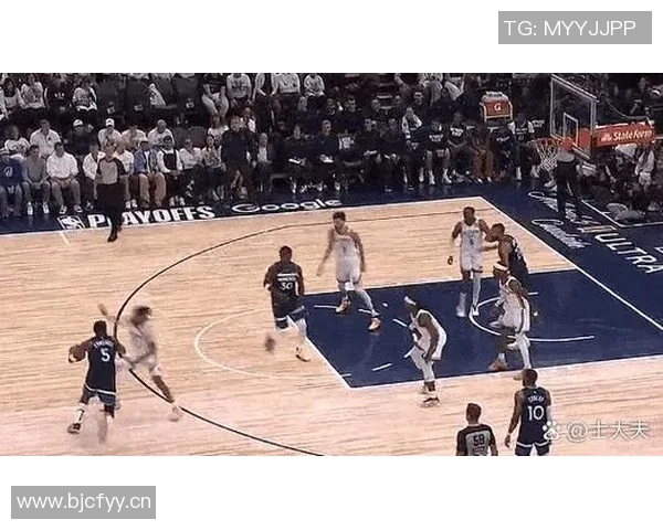 爱德华兹华丽突破拉杆换手上篮精彩得分引爆全场激情