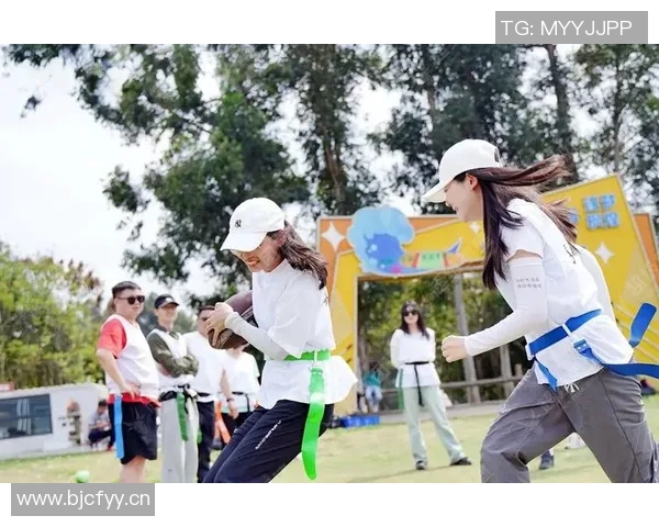 快船全队团建活动共赏橄榄球比赛并拍摄合影留念欢乐时光