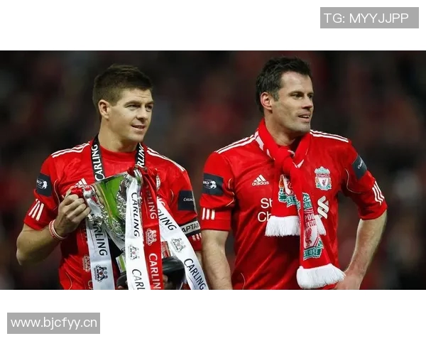 基恩与卡拉格在播客节目中巧遇撞衫引发笑料一脸懵的瞬间