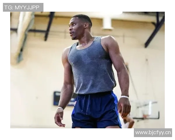 字母哥身穿43号球衣训练双臂肌肉线条惊艳全场引发热议 字母哥身穿43号球衣训练双臂肌肉线条惊艳全场引发热议