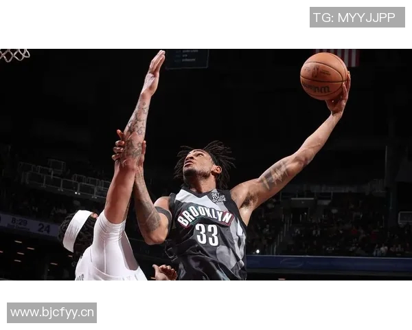 克拉克斯顿上半场表现惊艳7投5中砍下11分8篮板外线命中率完美 克拉克斯顿上半场表现惊艳7投5中砍下11分8篮板外线命中率完美