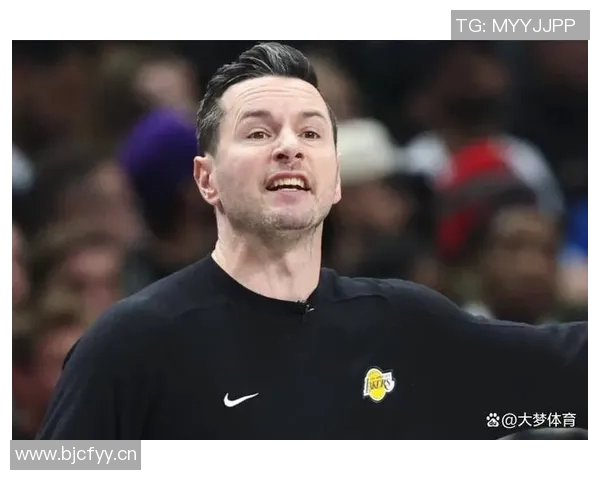 湖人训练热身艾顿与克内克特折返跑展现拼搏精神与团队默契 湖人训练热身艾顿与克内克特折返跑展现拼搏精神与团队默契