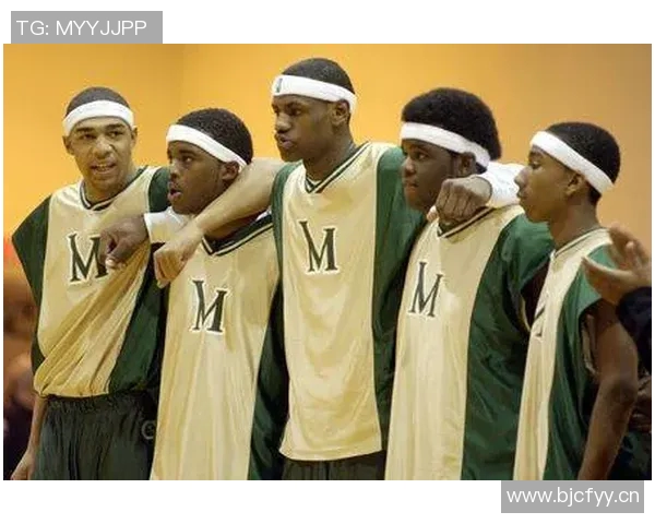 詹姆斯重温青春岁月与高中队友合影穿橄榄球队服引发回忆