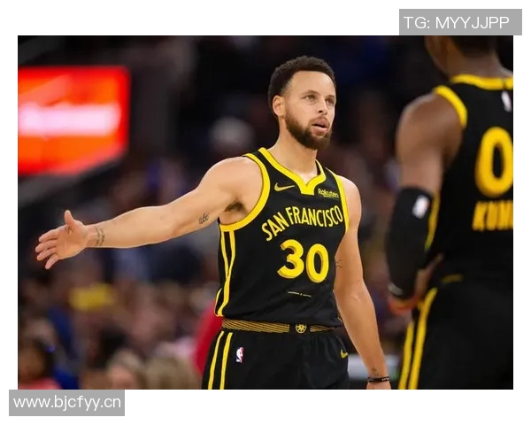 库里半场表现亮眼砍下15分5板4助助力球队取得领先